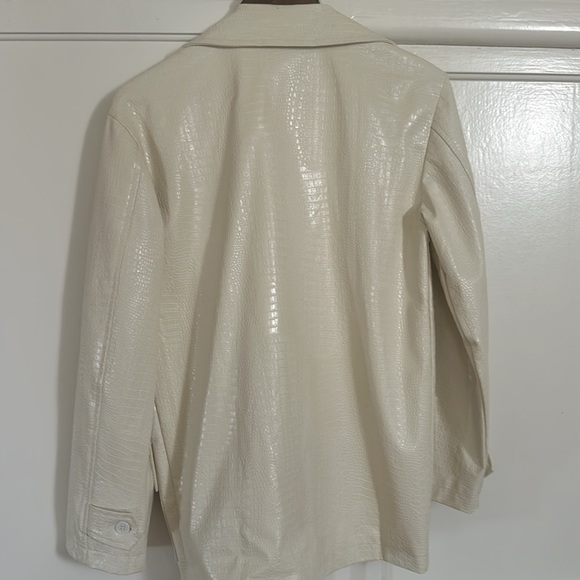 Lioness snakeskin coat 🐍 - Picture 2 of 4